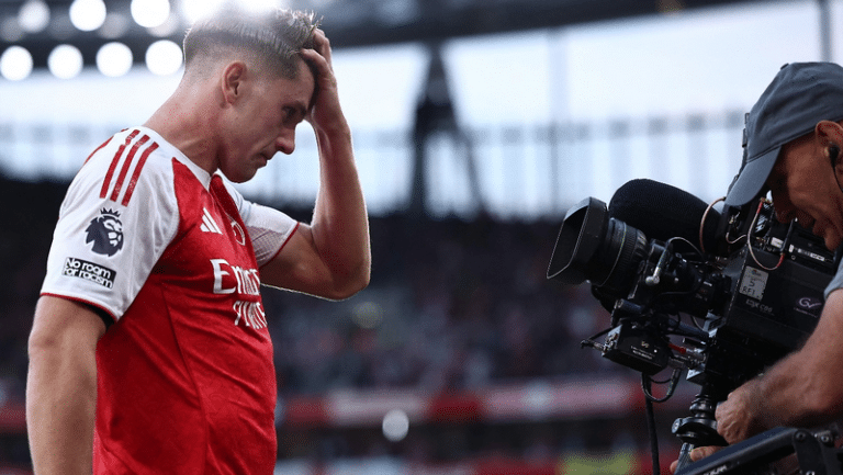 เยอเคเรสทุบสถิติ! ยิงดับเบิ้ลพาอาร์เซนอลฟาดลีดส์ 5-0 ขึ้นจ่าฝูงพรีเมียร์ลีก ตอบโต้คำวิจารณ์ด้วย “ท่าดีใจเสยผม”