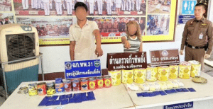 ตำรวจจับกุมคู่สามีภรรยาลักลอบซ่อนยาบ้า 176,000 เม็ด ในกระป๋องอาหาร เตรียมขนส่งสู่ภาคใต้