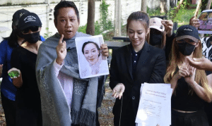 แห่แจ้งความดำเนินคดี “อาจารย์มิ้น” ร่างทรงพญานาค หลอกขายวัตถุมงคล-เครื่องรางของขลัง ผู้เสียหายสูญเงินรวมกว่า 20 ล้านบาท