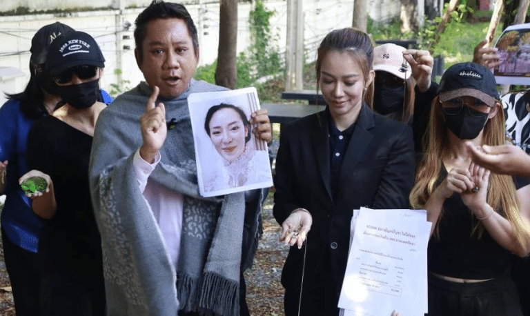 แห่แจ้งความดำเนินคดี “อาจารย์มิ้น” ร่างทรงพญานาค หลอกขายวัตถุมงคล-เครื่องรางของขลัง ผู้เสียหายสูญเงินรวมกว่า 20 ล้านบาท