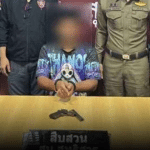 วุ่นทั้งชุมชน! ตำรวจบุกจับพ่อค้าร้านชำสูบกัญชาคลั่ง ถือดาบยาวไล่ฟันลูกค้า-ชาวบ้าน ยึดอาวุธ-กระสุนเพียบ อ้างทำตามความฝันอยากเป็นกำนัน