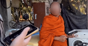 พระอาสาขับรถแทนโชเฟอร์เมาหนัก ก่อนซิ่งชนรถนักท่องเที่ยว ตรวจพบแอลกอฮอล์สูงลิ่ว 175 มิลลิกรัม ต้องสึกรับโทษ