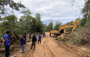 ชาวตราด-ท้องถิ่น-เอกชน-ทหารนาวิกโยธิน ร่วมสร้างถนนยุทธศาสตร์ชายแดนยาว 4 กม. เชื่อมบ้าน 3 หลังหนองรี พร้อมแสกนหาระเบิด