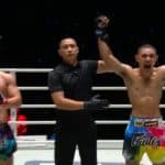 วัย 42 ยังเฟิร์ม! “สามเอ ไก่ย่างห้าดาว” เตะก้านคอน็อกสนั่นลุมพินี ศึก ONE Fight Night 42 พิสูจน์ว่าตำนานไม่มีวันตาย