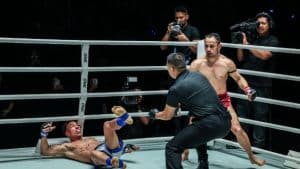 วัย 42 ยังเฟิร์ม! “สามเอ ไก่ย่างห้าดาว” เตะก้านคอน็อกสนั่นลุมพินี ศึก ONE Fight Night 42 พิสูจน์ว่าตำนานไม่มีวันตาย