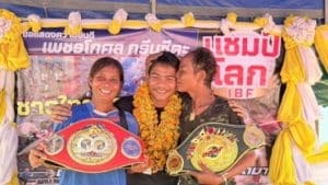 ลูกศรีสะเกษพิชิตโลก! เพชรโกศล กรีนซึดะ แชมป์โลก IBF คนเดียวของไทย กลับบ้านท่ามกลางน้ำตาและเสียงโห่ร้องก้องฟ้า ก่อนโกนหัวบวชตอบแทนคุณพ่อแม่