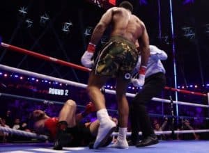 พลิกล็อกสุดขั้วหัวใจสิงห์! แอนโธนี โจชัว ร่วงสองยกแรกก่อนน็อกพลิกเกมกลางอากาศ ปูทางศึกในฝันชนไทสัน ฟิวรี
