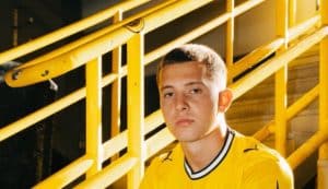 วัย 18 ปี ค่าตัว 30 ล้านยูโร: ทำไม โบรุสเซีย ดอร์ทมุนด์ ถึงยอมทุ่มเดิมพันครั้งใหญ่กับเด็กหนุ่มที่โลกฟุตบอลยังไม่ทันรู้จักดี
