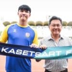 เด็กชลบุรีวัย 13 ปี ได้ไปสัมผัสสนามซ้อมพรีเมียร์ลีกจริง! เบื้องหลังทริปในฝันที่เงินก็ซื้อไม่ได้ถ้าไม่มี “วินัย”
